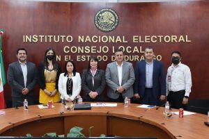 Integrantes del INE Durango y del Colegio de Notarios posando para fotografía