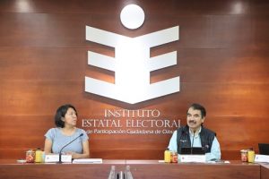 Funcionarios electorales en reunión de trabajo