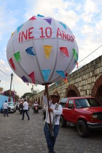 Mujer sosteniendo una decoración hecha a mano