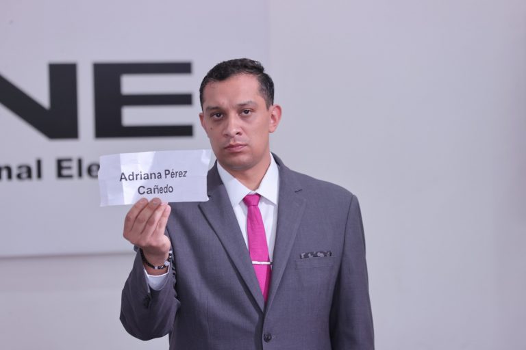 Moderador 2 Adriana Pérez Cañedo.