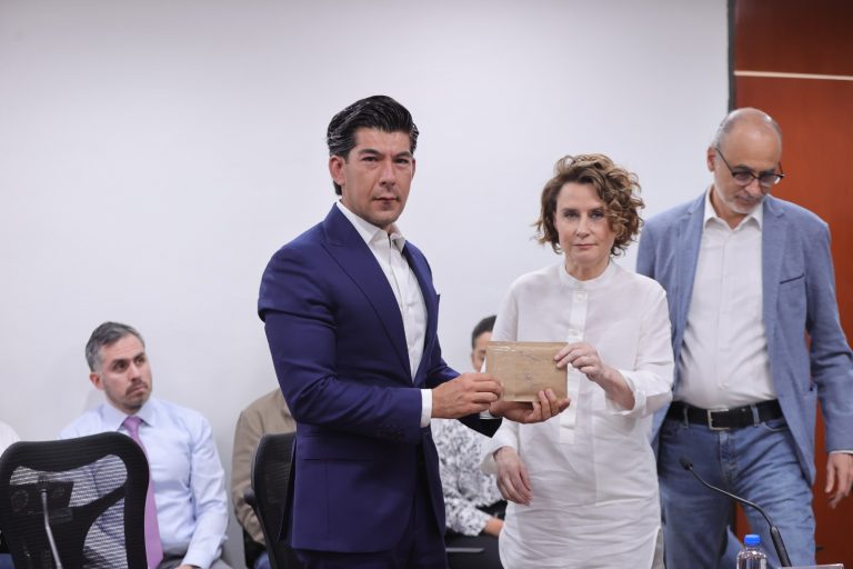 Denise Maerker y Manuel López San Martín, moderadores del primer debate presidencial.