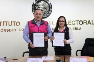 Autoridades del INE y la UVP sosteniendo el convenio firmado