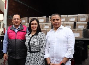 Integrantes del INE Puebla recibiendo cajas con listas nominales