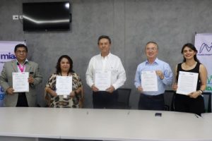 Autoridades del INE Aguascalientes y MIAA posando con el convenio en mano