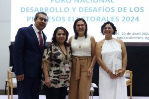 Ponientes del foro posando