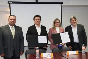 El Rector de la Universidad Xochicalco y la Vocal Ejecutiva del INE Baja California posando con el convenio firmado