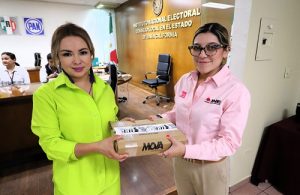 Mujeres sosteniendo paquete electoral para voto anticipado