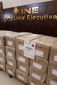 Cajas apiladas con boletas electorales dentro
