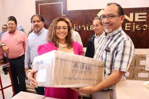 Integrantes del INE Zacatecas recibiendo caja con listas nominales