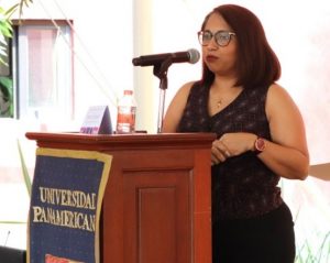 Mujer de pie frente a un micrófono