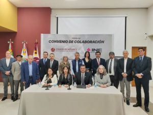 Integrantes del INE Durango y el Colegio de Notarios