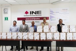 Integrantes del INE Edomex con boletas electorales