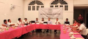 Integrantes del INE Guerrero en sesión de trabajo