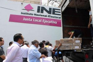 Integrantes del INE Guerrero descargando cajas de tráiler