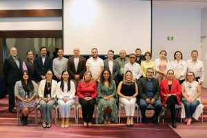 Hombres y mujeres posando para foto grupal