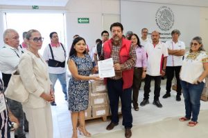 Integrantes del INE Guanajuato recibiendo listas nominales