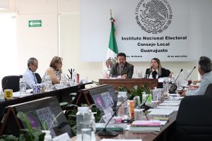 Integrantes del INE Guanajuato en sesión de trabajo