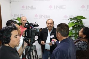 Vocal del Registro Federal de Electores siendo entrevistado