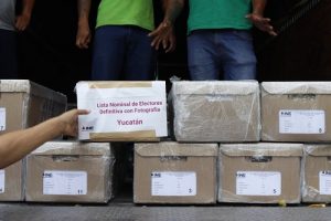 Integrantes del INE Yucatán con cajas con listas nominales