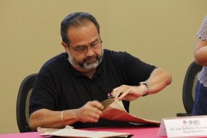 Integrante del INE Yucatán con paquete electoral