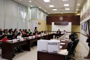 Integrantes del INE Jalisco y niños del Ayuntamiento