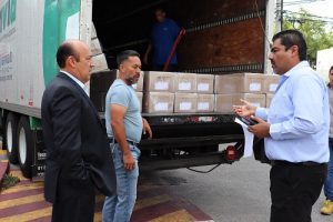 Cargando camión con boletas electorales