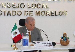 Consejero Presidente del INE Morelos hablando en con micrófono en sesión de trabajo
