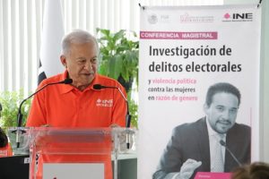 Consejero Presidente hablando en podio