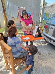 Funcionarias de casilla recibiendo capacitación