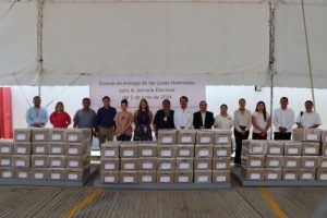 Integrantes del INE Oaxaca posando con cajas de listas nominales
