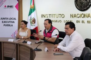 Integrantes del INE Puebla hablando en podio
