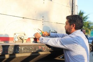 Integrante del INE Quintana Roo abriendo caja de tráiler