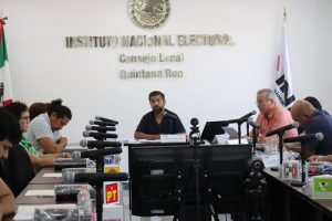 Integrantes del INE Quintana Roo durante sesión ordinaria