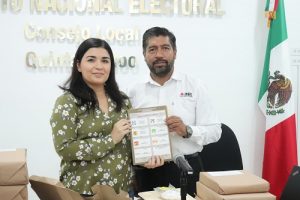 Integrantes del INE Quintana Roo posando con boleta