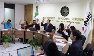 Integrantes del INE Puebla durante sesión de trabajo