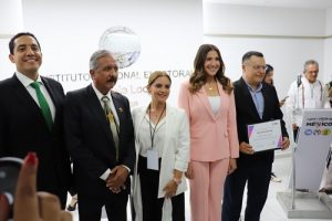 Aspirantes al Senado de la República y moderador del debate posando para fotografía