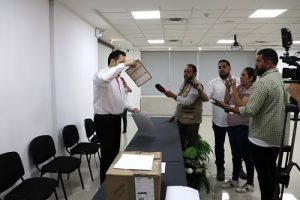Vocal presentando los paquetes electorales ante los integrantes del INE Sonora