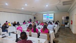 Personas en sala de juntas viendo una presentación