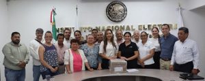 Integrantes del INE Tabasco con paquetes electorales