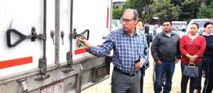 Integrante del INE Tlaxcala abriendo caja de tráiler