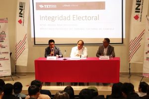 Autoridades del INE Tlaxcala en conferencia