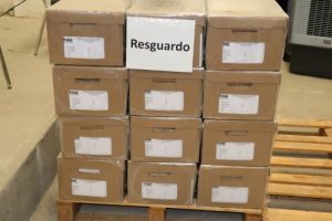 Cajas apiladas con listas nominales