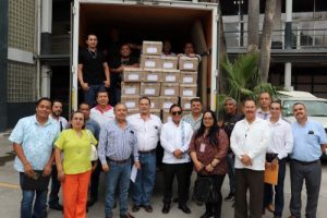 Integrantes del INE Tamaulipas recibiendo cajas con listas nominales