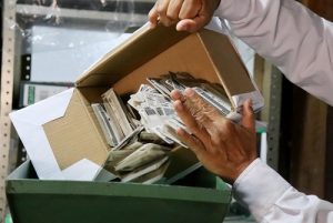 Caja con credenciales sin vigencia