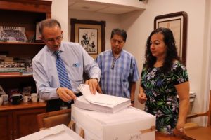 Integrantes del INE Veracruz con material electoral