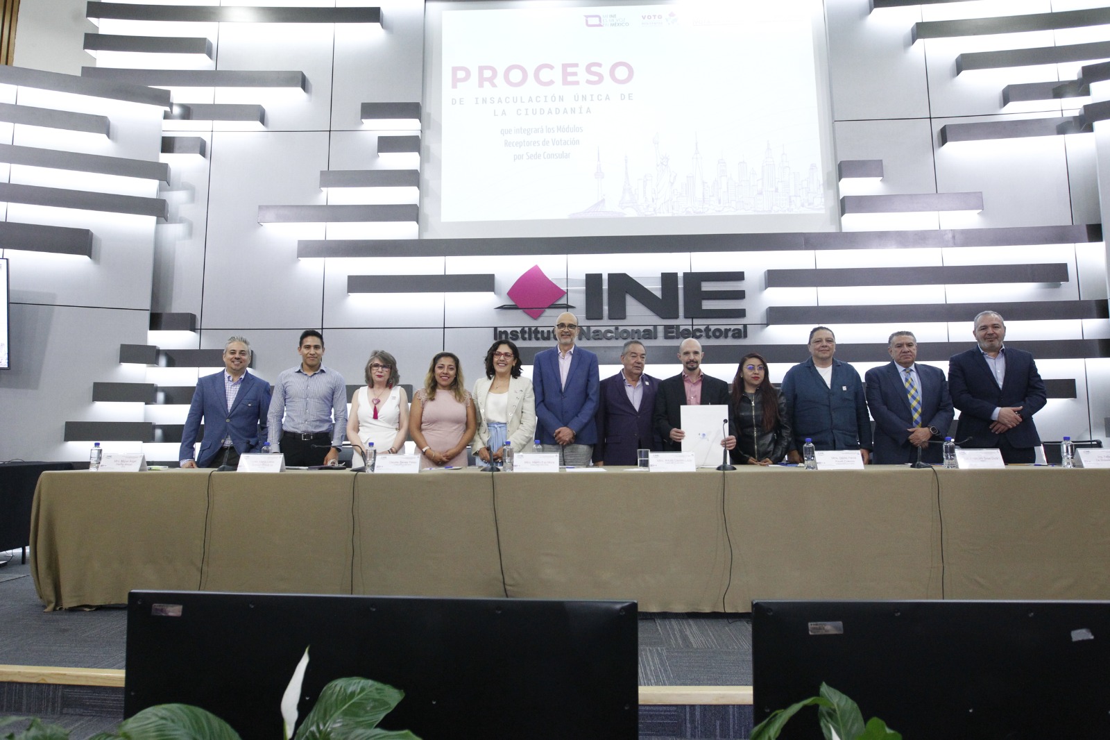 Integrantes de la Comisión Temporal del Voto de las y los Mexicanos Residentes en el Extranjero