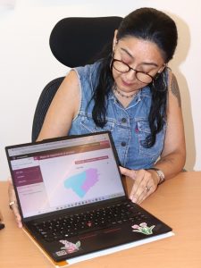 Mujer mostrando pantalla de laptop