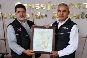 Hombres posando con certificado