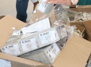 Caja con credenciales que no fueron recogidas