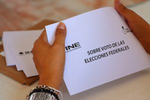 Manos sosteniendo sobre para votación anticipada de elecciones federales